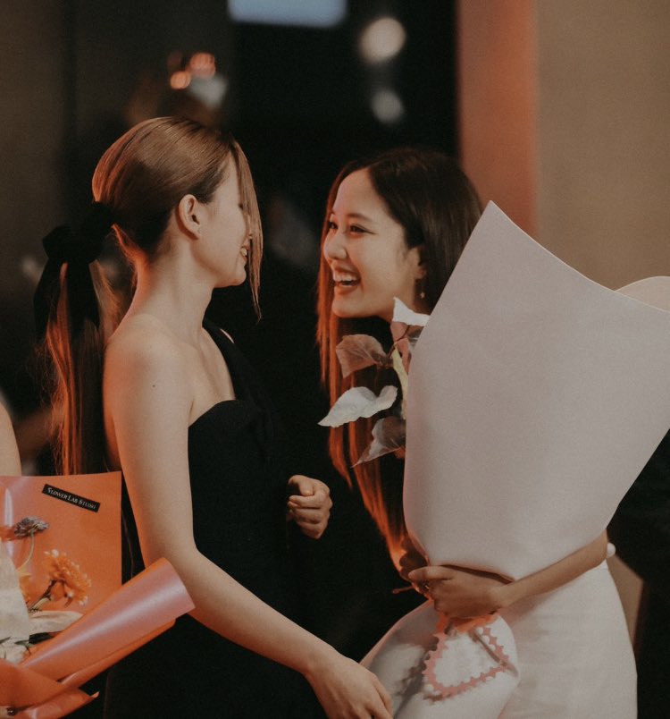 tatz_yu's tweet photo. What Freen did today represents what they have always said about always supporting each other 🤍

LLL press premiere
#LongLiveLoveGALAnight
#beckysangels 
#FreenAtLLLGala https://t.co/b3hqjYaor4