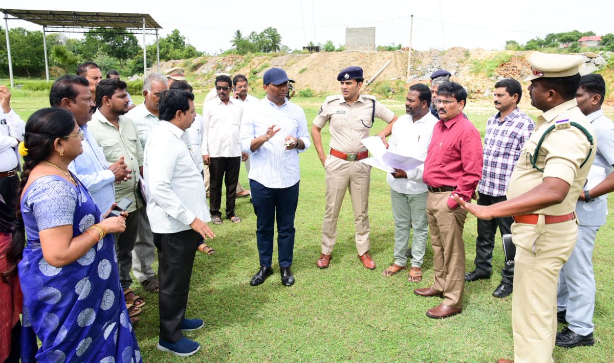 CollectorC72819's tweet photo. చిత్తూరు జూన్ 27: రాష్ట్ర ముఖ్యమంత్రి వారి పర్యటన సందర్భంగా చిత్తూరు డైరీ, పోలీస్ పెరేడ్ గ్రౌండ్  లో   ముందస్తు ఏర్పాట్లను పరిశీలించిన జిల్లా  కలెక్టర్ సగిలి షన్మోహన్, ఎస్పీ రిశాంత్ రెడ్డి, జాయింట్ కలెక్టర్ పి. శ్రీనివాసులు,  మరియు జిల్లా అధికారులు. https://t.co/fWMJTzauFa