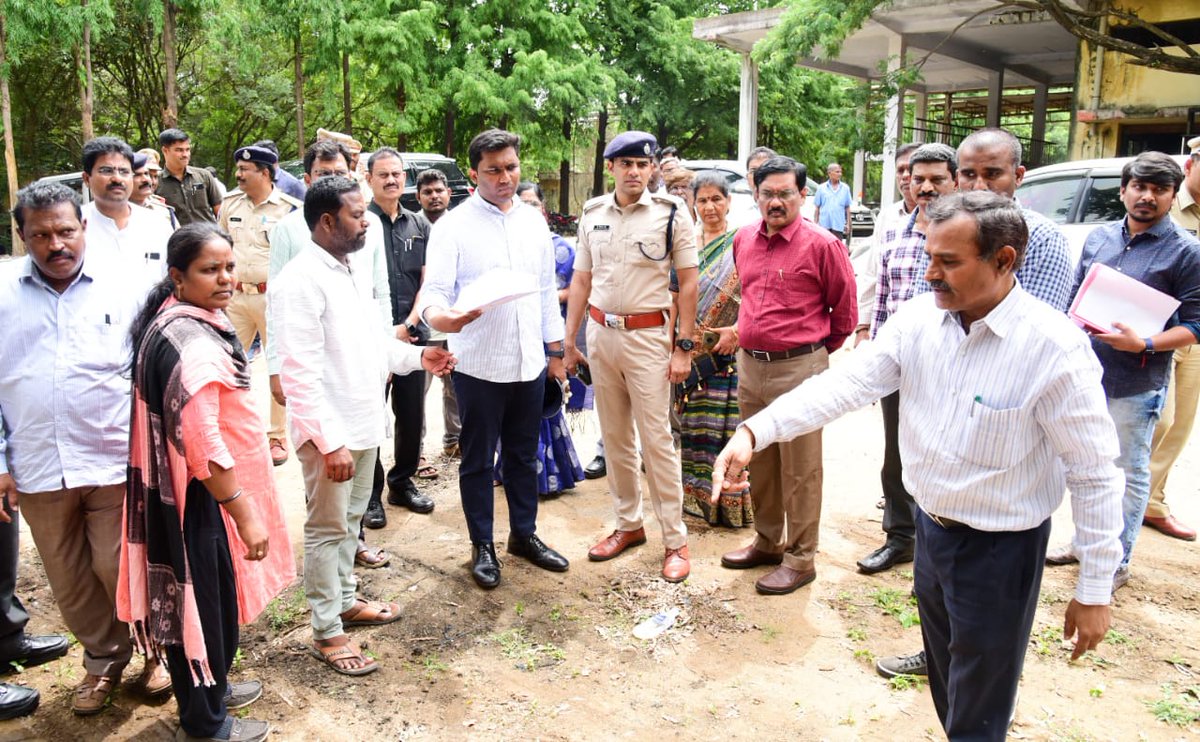 CollectorC72819's tweet photo. చిత్తూరు జూన్ 27: రాష్ట్ర ముఖ్యమంత్రి వారి పర్యటన సందర్భంగా చిత్తూరు డైరీ, పోలీస్ పెరేడ్ గ్రౌండ్  లో   ముందస్తు ఏర్పాట్లను పరిశీలించిన జిల్లా  కలెక్టర్ సగిలి షన్మోహన్, ఎస్పీ రిశాంత్ రెడ్డి, జాయింట్ కలెక్టర్ పి. శ్రీనివాసులు,  మరియు జిల్లా అధికారులు. https://t.co/fWMJTzauFa