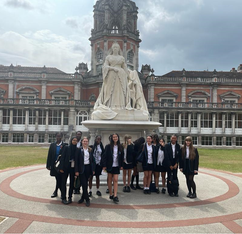 Y10 visit to Royal Holloway University for an English Literature taster day. Students attended a lecture on masculinity in Macbeth, a seminar on monsters in Gothic Literature, and met postgraduate students to learn all about life at university. They left feeling so inspired!📖