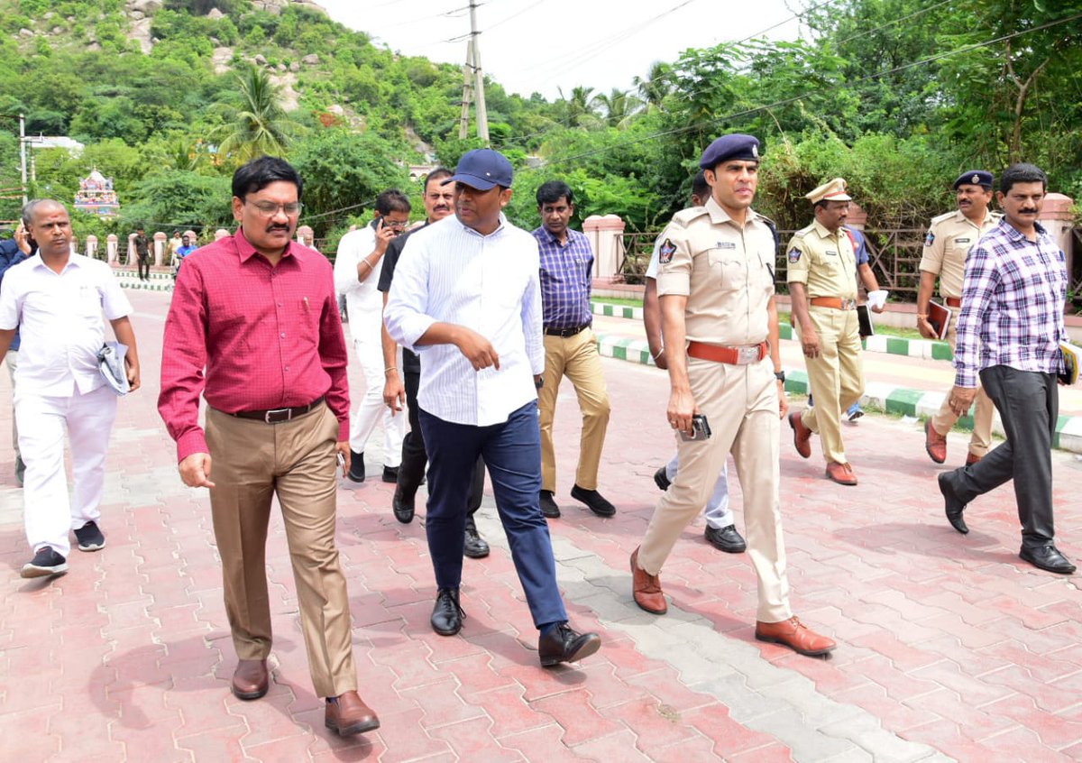 CollectorC72819's tweet photo. చిత్తూరు జూన్ 27: రాష్ట్ర ముఖ్యమంత్రి వారి పర్యటన సందర్భంగా చిత్తూరు డైరీ, పోలీస్ పెరేడ్ గ్రౌండ్  లో   ముందస్తు ఏర్పాట్లను పరిశీలించిన జిల్లా  కలెక్టర్ సగిలి షన్మోహన్, ఎస్పీ రిశాంత్ రెడ్డి, జాయింట్ కలెక్టర్ పి. శ్రీనివాసులు,  మరియు జిల్లా అధికారులు. https://t.co/fWMJTzauFa