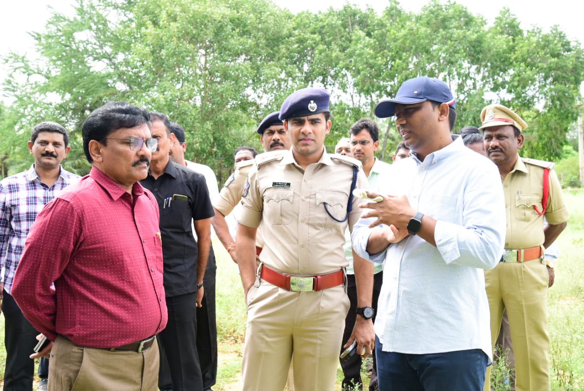 CollectorC72819's tweet photo. చిత్తూరు జూన్ 27: రాష్ట్ర ముఖ్యమంత్రి వారి పర్యటన సందర్భంగా చిత్తూరు డైరీ, పోలీస్ పెరేడ్ గ్రౌండ్  లో   ముందస్తు ఏర్పాట్లను పరిశీలించిన జిల్లా  కలెక్టర్ సగిలి షన్మోహన్, ఎస్పీ రిశాంత్ రెడ్డి, జాయింట్ కలెక్టర్ పి. శ్రీనివాసులు,  మరియు జిల్లా అధికారులు. https://t.co/fWMJTzauFa