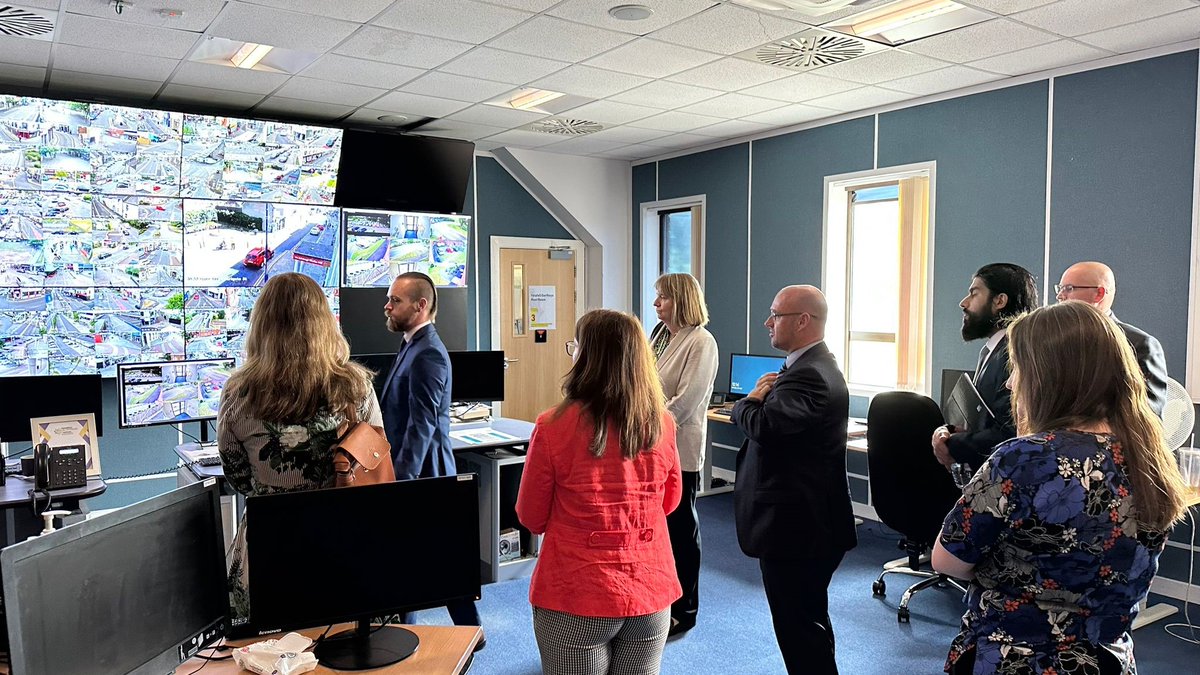 Yesterday was an opportunity to showcase efforts being made by @DyfedPowys in tackling domestic abuse and violence against women and girls. Read more about @HelenaHerklots and @JoLizRobinson's visit to HQ via link. 📰👉 dyfedpowys-pcc.org.uk/en/news/press-…