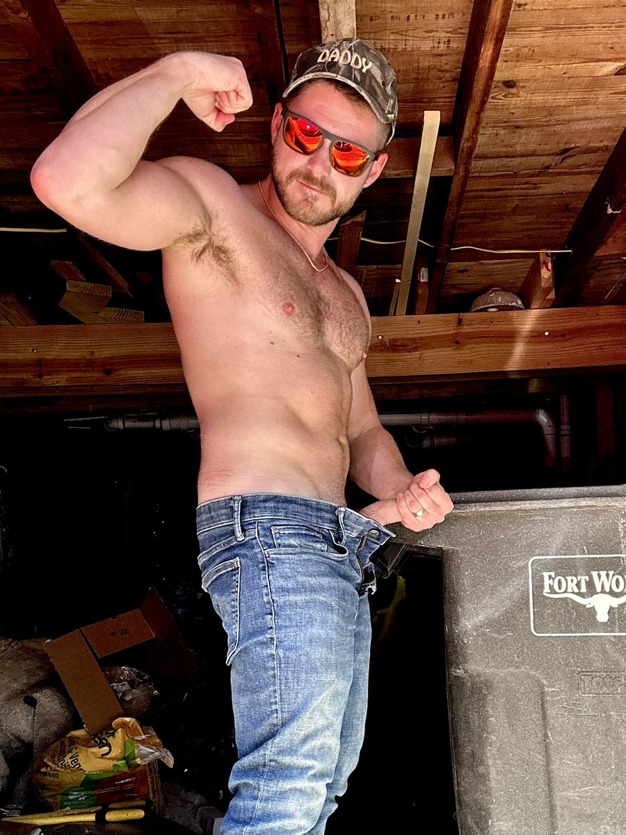 TheSluttyTexan's tweet photo. Retweet if you wanna cum help dad clean out the garage… 😏 https://t.co/KGOB192vkG