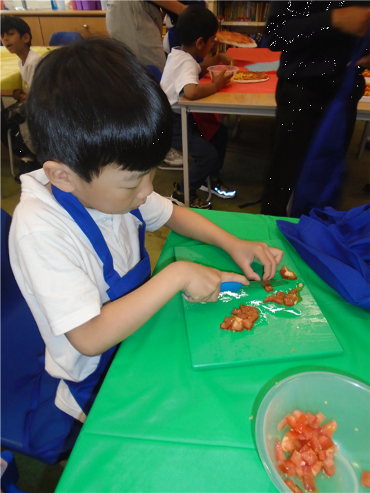 Year 3 had a great time today making pizzas as part of their DT learning! They learnt lots of new skills and worked together in small groups to create their dream pizzas!!