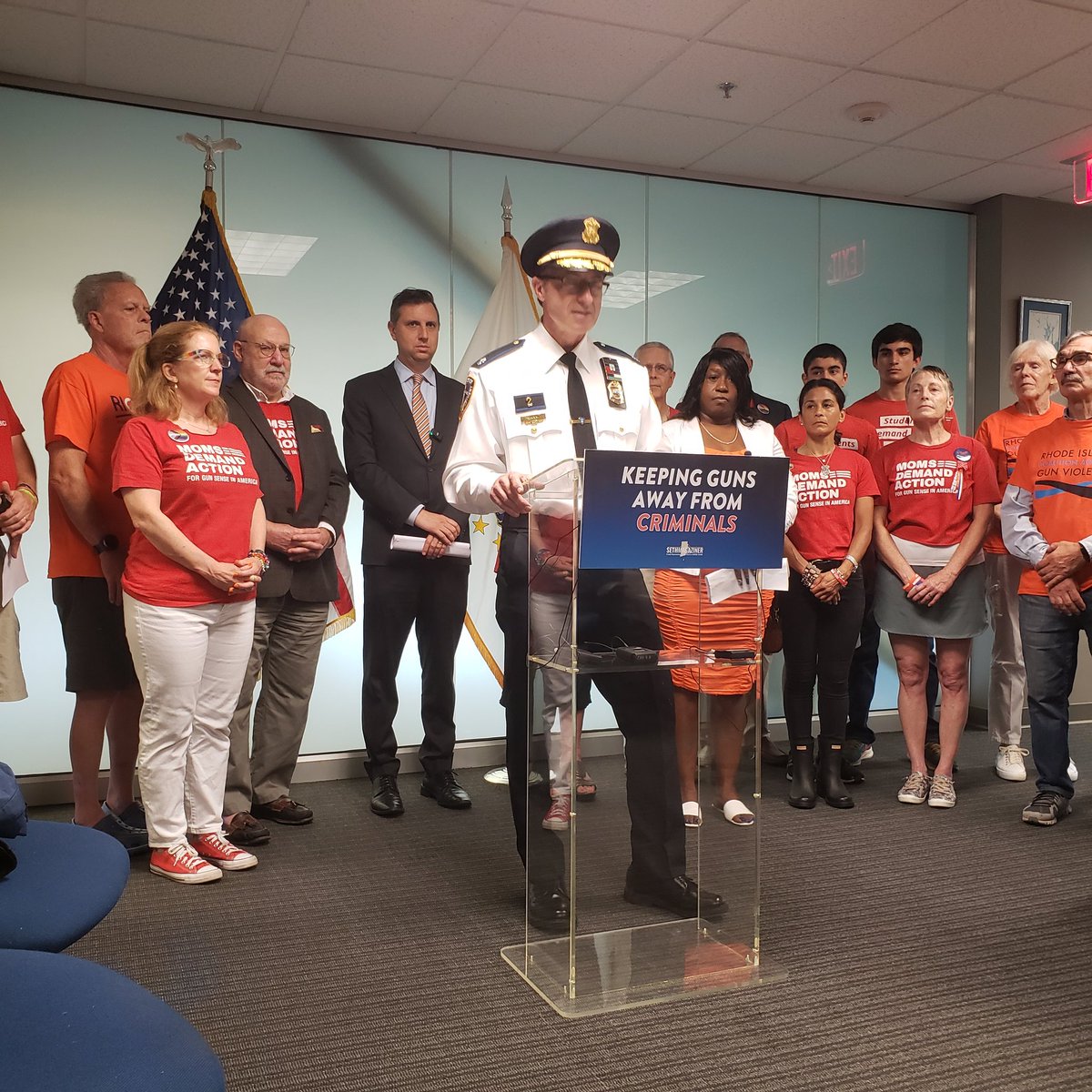 Today's event centered the voices of survivors!! And we had @StudentsDemand in the room. 
Lt Kevin Lanni of @ProvidenceRIPD spoke to the potential of this act in reducing gun crimes in our Cap City.
#MomsAreEverywhere @MomsDemand #RIPolitics