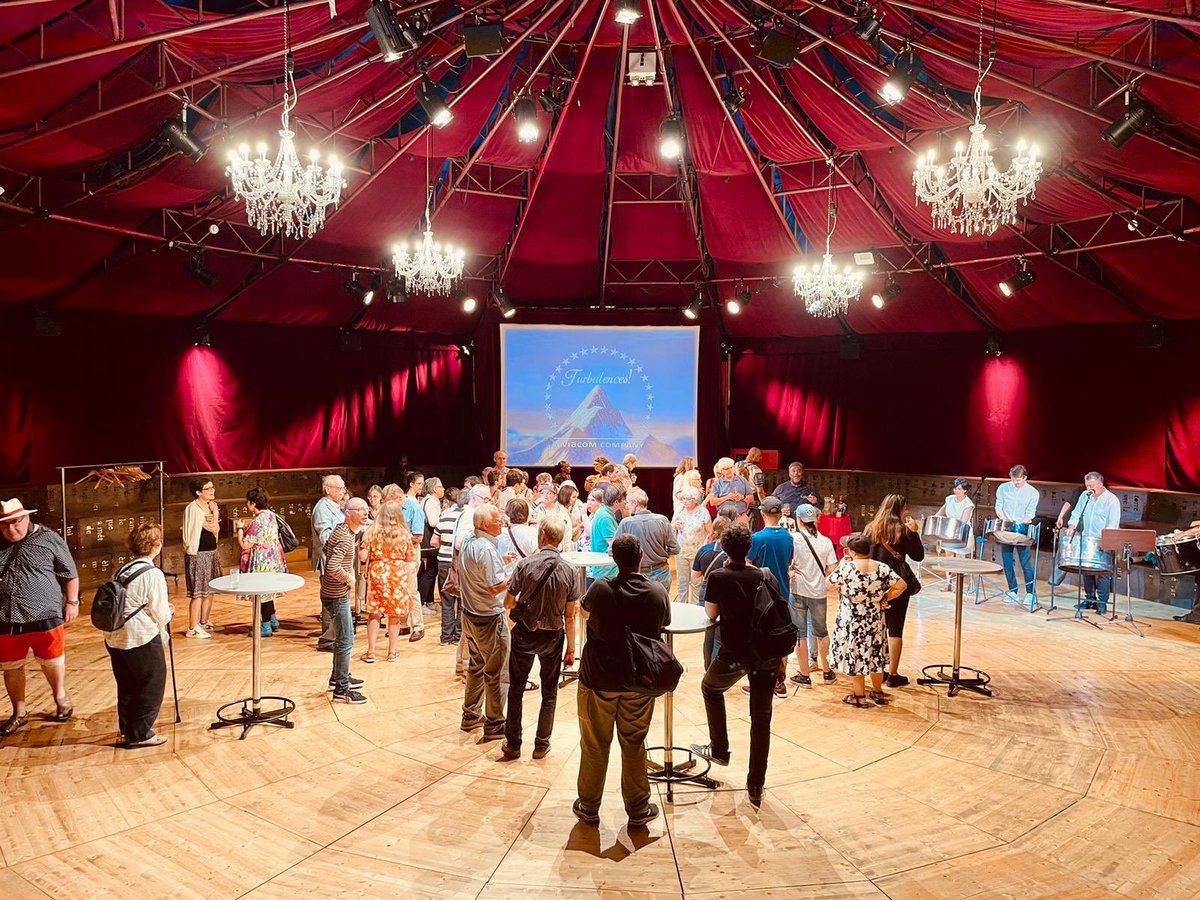 turbulences75's tweet photo. 23.06/ #40ans de l’asso #Didot aux #ChapiteauxTurbulents ! Équipe cuisine et service en salle sur le pont pour régaler le personnel et les bénéficiaires de ce service d’accompagnement dans la vie quotidienne. Bravo aux artistes d’avoir assuré un #show ludique et participatif https://t.co/OYhq8gqMD5