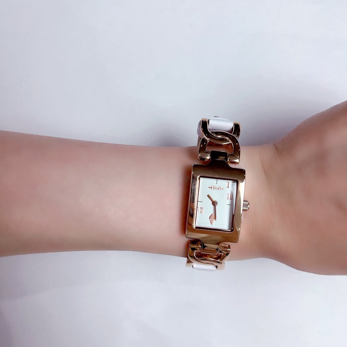 🎁本日〆切プレゼント企画🎁 当店オリジナル腕時計を 🎁3名様にプレゼント🎁 レディースアイテムです🐰 ◼応募方法 フォロー(@NieR_tokyo) & RT ◼締切〆 本日24時 ※鍵垢の方も対象内です。 是非ご参加ください🙇‍♂️🙇‍♀️