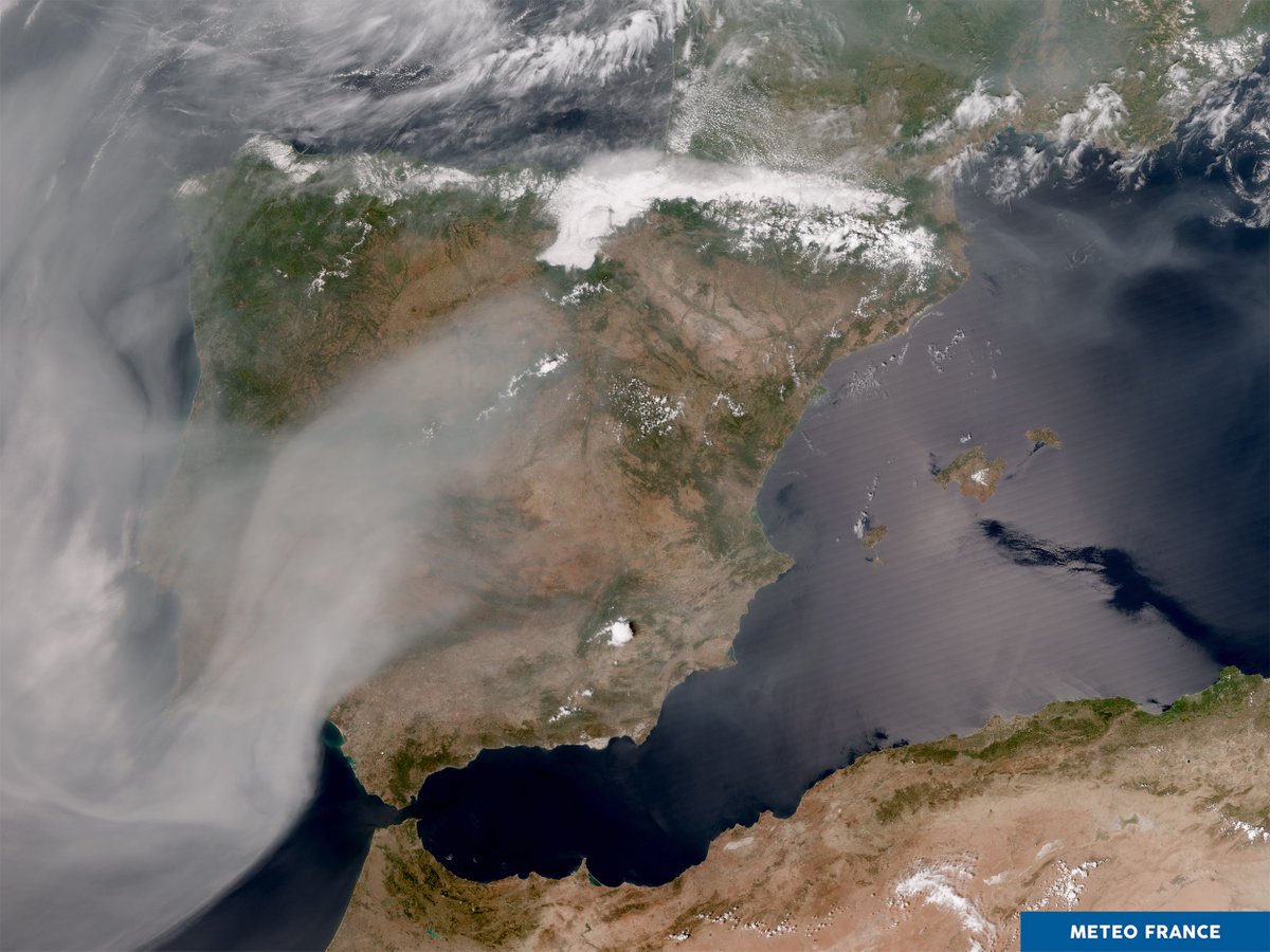 Meteovilles's tweet photo. 🔥🌫 Si les fumées des #incendies du #Canada survolent la France, leur concentration est bien plus élevée entre l'#Espagne et le #Portugal. L'image satellite de ce 27 juin 2023 révèle un impressionnant panache ! (via @meteofrance) https://t.co/lEkPf8Tpnz