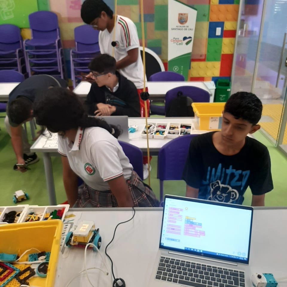 difejaes20's tweet photo. Y llegó el día de la inauguración. Centro de innovación paso del comercio. Gracias a la red de docentes Lideres Tic, a la secretaria de educación y la alcaldía.
@RedTiCali 
@Educacion_Cali https://t.co/vEjKFTGZTi