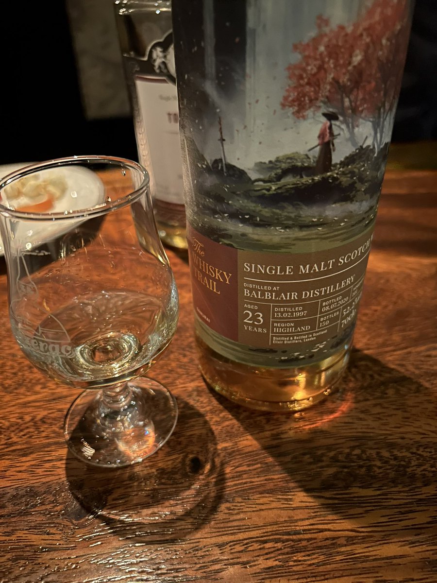 TAKEYAMA55's tweet photo. バー飲み🥃 https://t.co/xlMwOrQVGL