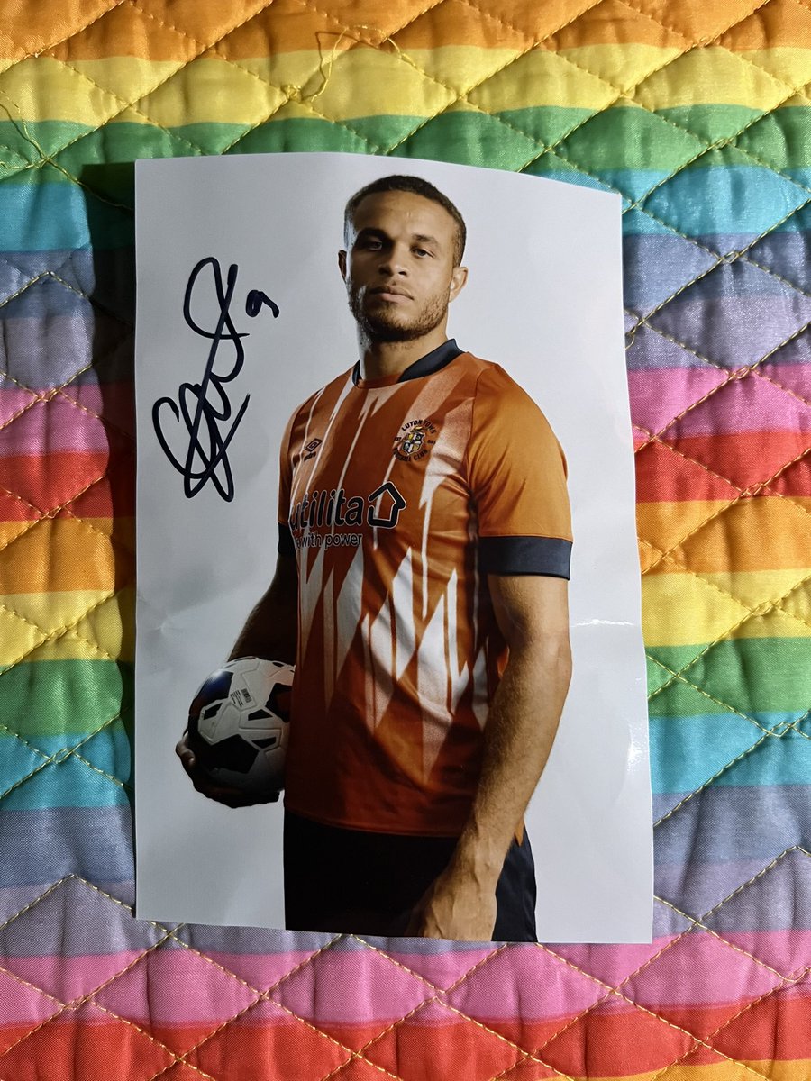 My 1st @LutonTown clubshop order in 2023 send to Hong Kong. All last season's @umbro trainingwear's material are soft, shorts and pants are loose fit too! Thanks for the @CarltonJM autograph photo from the clubshop. Thank you Fiona!!!🥰