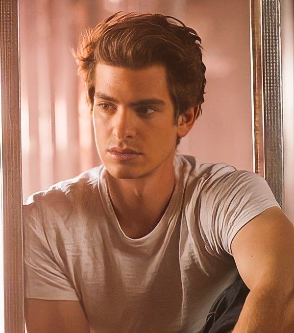 ' В этом мире тесно без тебя
  В этом мире тесно без тебя
                       Я тону, я в бездне весь в цепях
                       В этом мире тесно — я тону '