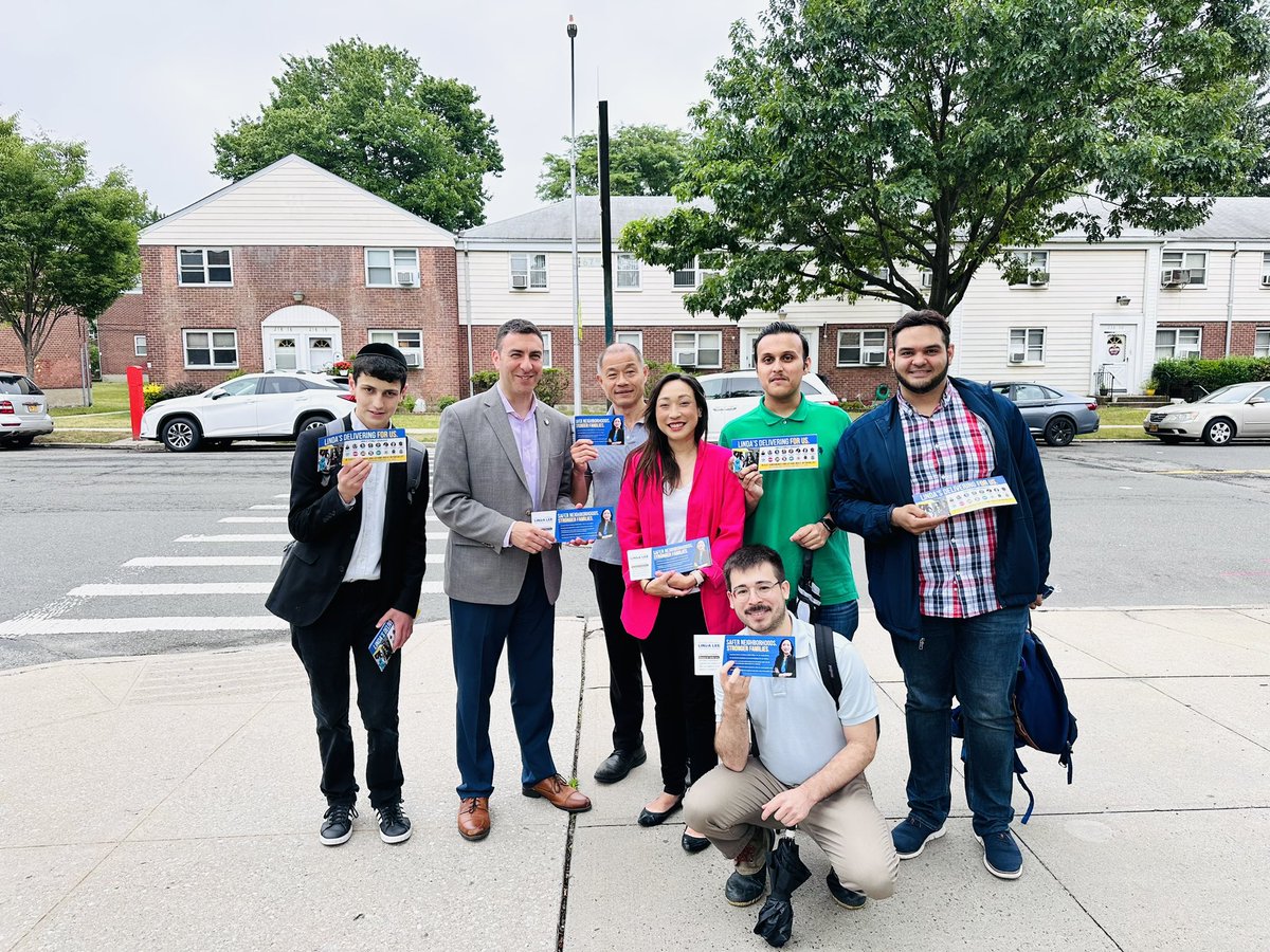 ItsTanbirC's tweet photo. Second stop of the day for #TeamDinowitz is for @LindaLeeforNYC!
#TeamDinoWINS, joined by Senator @LiuNewYork. https://t.co/f3MCFAzWqT