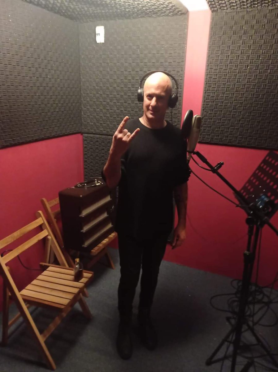 Leonardo Pace voz de <a href="/borgiauruguay/">borgiauruguay</a> ya en los estudios de grabación a cargo de Max Capote para el 3° disco de la banda.

#nuevodisco #Borgia #VOCES #xahi