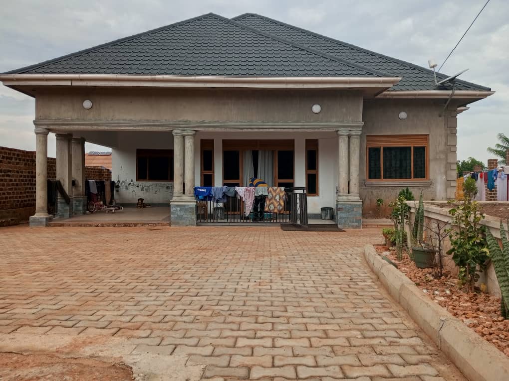 shukranproperty's tweet photo. Brand New house for sale in #Kitende_Kitovu on #Entebbe road in #ZionEstate.
📌 #3bedrooms #2bathrooms, sitting and dining rooms, kitchen 
📌Seated on #14Decimals with ready title.
📌Selling price #160millions
📌 Serious buyers call 0706592177
#UgMedXpo2023 #SuicidePrevention https://t.co/aBhDearXSm