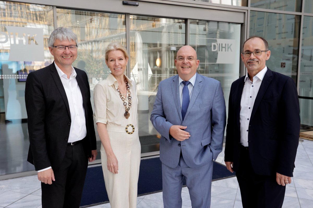 📣 Heute war konstituierende Sitzung des DIHK-Ausschusses für Gesundheitswirtschaft. (Wieder)gewählt wurden Wolfgang Blank (WITENO GmbH, <a href="/ihknb/">IHK Neubrandenburg</a>) (r.) als Vorsitzender &amp; Karin Overlack (<a href="/HdzNrw/">HDZ NRW</a>) als stv. Vorsitzende 👏. Mit dabei Achim Dercks, stv. Hgf DIHK (l.) &amp; MdB @frankeedgar