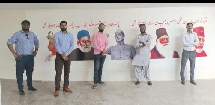 HaniaSh11219116's tweet photo. تم نے جن بانیان پاکستان کی تصاویر جامعہ کراچی کی دیواروں سے ہٹا کر ان کی توہین کی تھی ۔ آج بانیان پاکستان کی اولادوں نے ایک مرتبہ پھر اس ہی دیوار پر اپنے اجداد و محسنوں کی تصاویر آویزاں کر دی ہیں۔
یاد رکھنا تم پھر ہٹاو گے ، ہم پھر لگائیں گے !
پاکستان زندہ باد❤️
#APMSO
#KUSECTOR https://t.co/fyRSHkdGKj