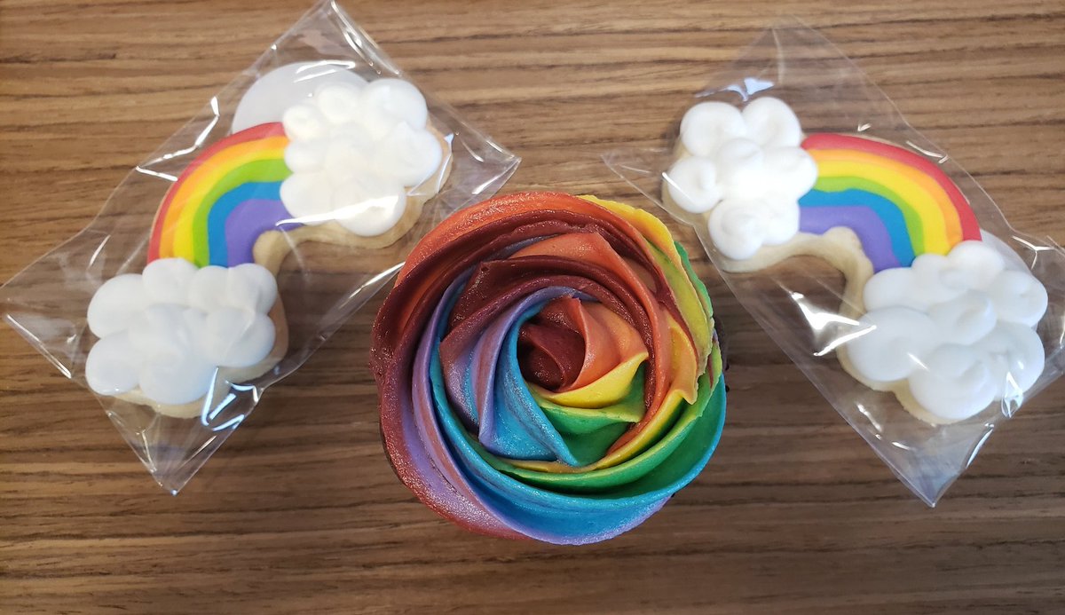 Torn between eating this cupcake and just staring at it longingly because it's so beautiful. The cookies are for the kids. Yes... The kids..
#HappyPride2023 <a href="/DentonsCanada/">DentonsCanada</a>