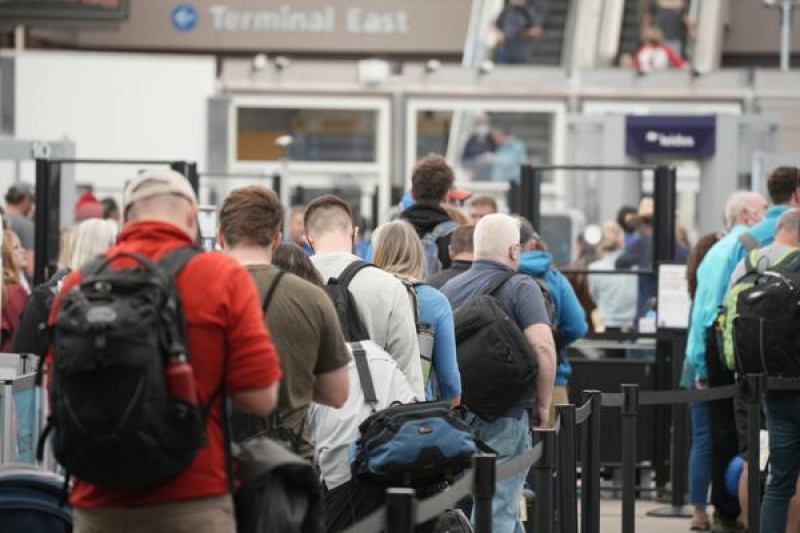 Más de 6,000 vuelos han sufrido cancelaciones o retrasos ayer lunes en Estados Unidos debido a las fuertes tormentas que azotan el este, sureste y medio oeste del país.

tinyurl.com/36hj766m

#ListínDiario