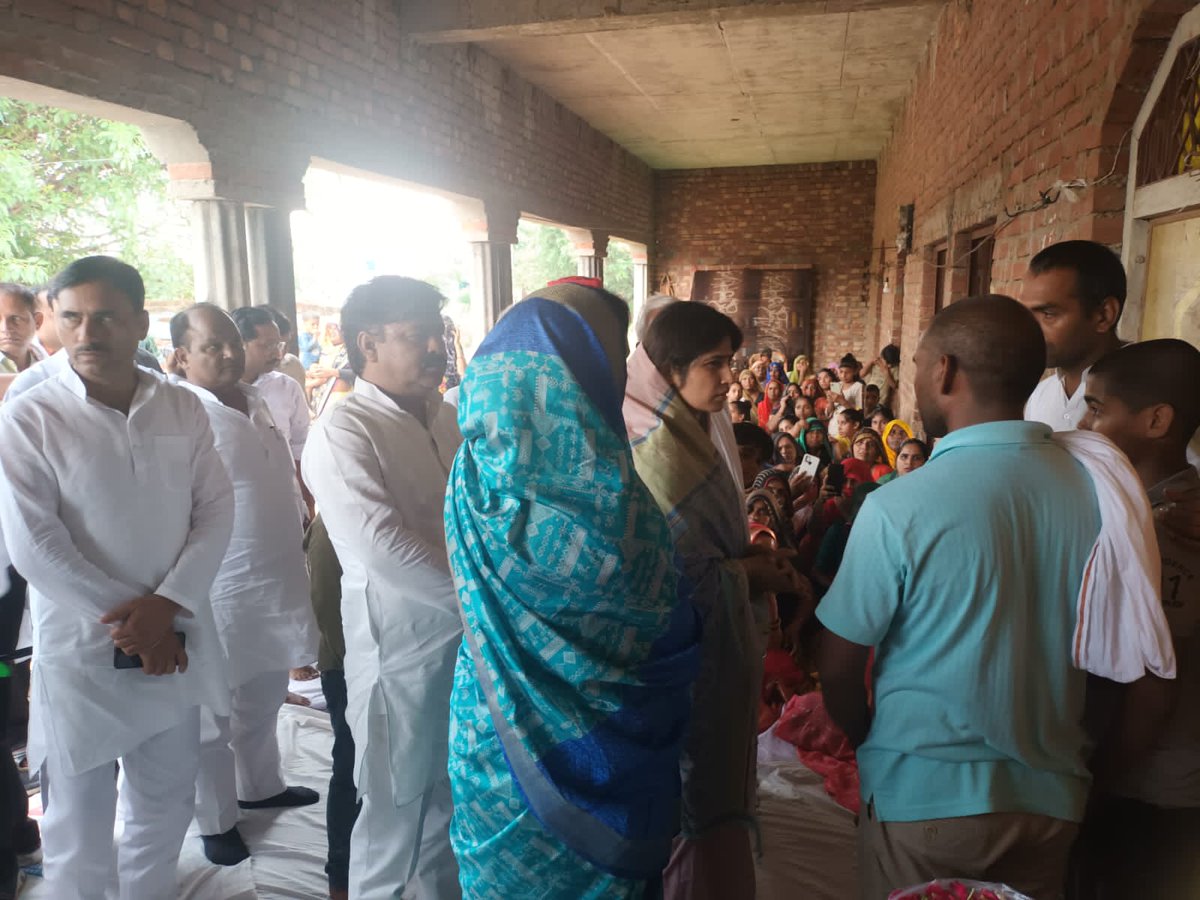 samajwadiparty's tweet photo. लोकसभा सांसद श्रीमती डिंपल यादव जी आज मैनपुरी में अपनो के बीच। https://t.co/GablXnVBBu
