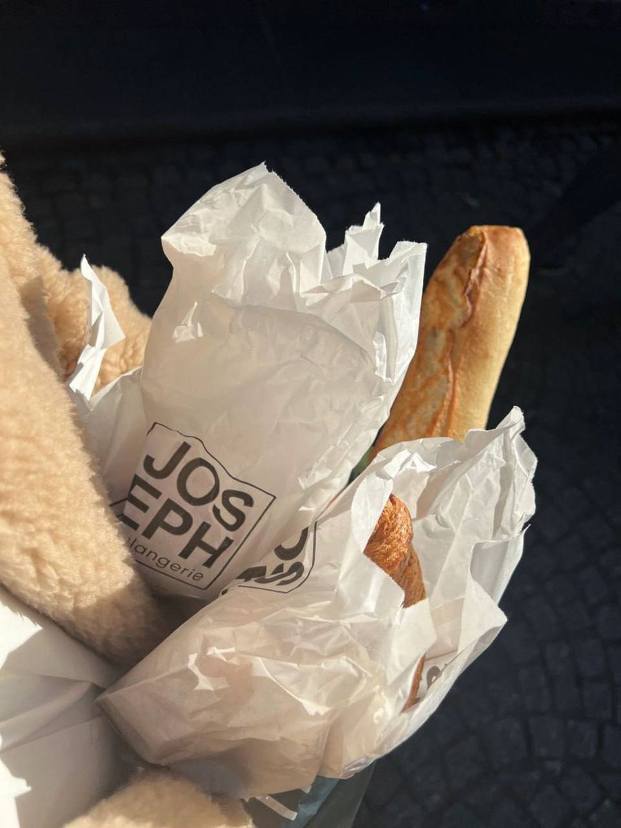 Caitlin5201's tweet photo. Whether it's the morning sun, the afternoon hours or the quiet of the evening, this bakery always attracts diners from all over the world. It is a unique sight in Paris and a haven for people's hearts in search of good food and beauty. When I came back to this place after many 🥰 https://t.co/t5zg5DGM5w