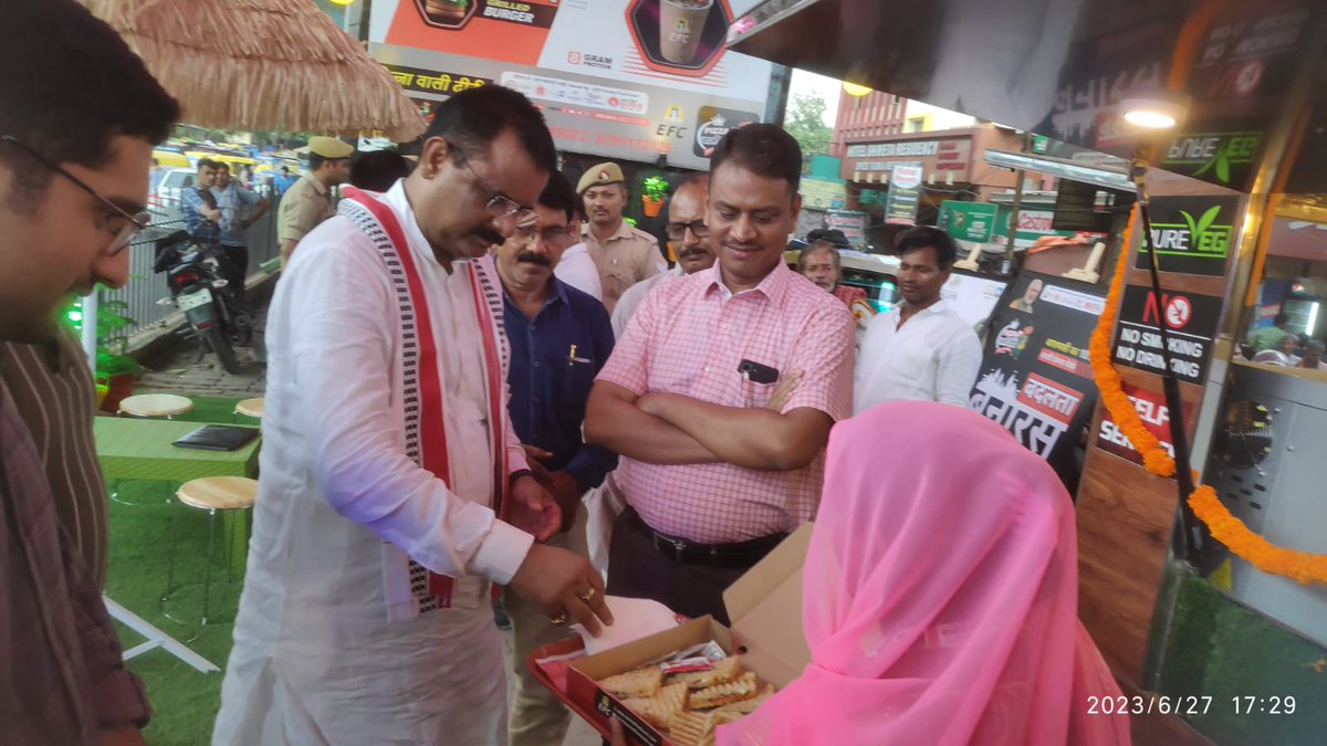deo_varanasi's tweet photo. कैंट रेलवे स्टेशन के सामने नाईट बाजार के पीलर 56-57 के पास महिला स्वयं सहायता समूह द्वारा संचालित 101 वां काशी प्रेरणा कैफे खुला। जिसका उद्घाटन मंगलवार को माo महापौर श्री अशोक तिवारी जी ने सीडीओ की उपस्थिति में फीता काट कर किया। https://t.co/5rmGOAYh9k