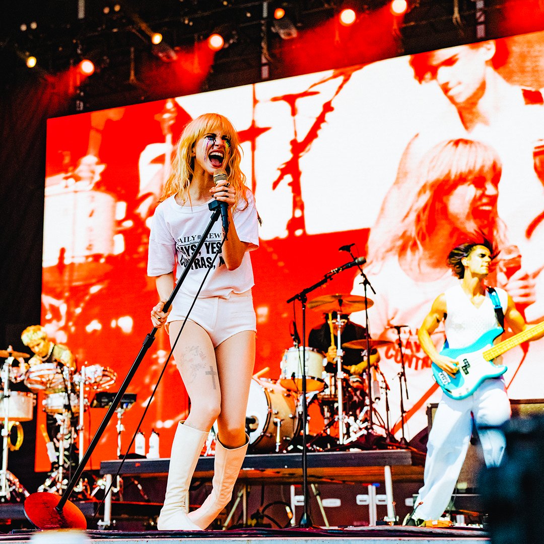 Bonnaroo's tweet image. still not over that @paramore set at #bonnaroo 😍
