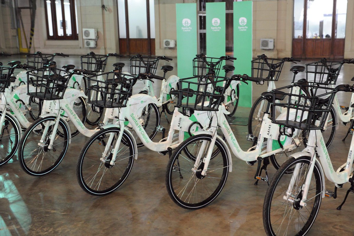emiliojaton's tweet photo. SUMAMOS MÁS BICICLETAS PÚBLICAS EN SANTA FE CAPITAL

Asumimos el compromiso de hacer una ciudad moderna y amigable con el ambiente. Hoy, para disfrutar más de #SantaFeCapital, y además de movernos mejor, presentamos 55 nuevas bicicletas y 10 estaciones de bicipuntos. https://t.co/mFngLqb5l7