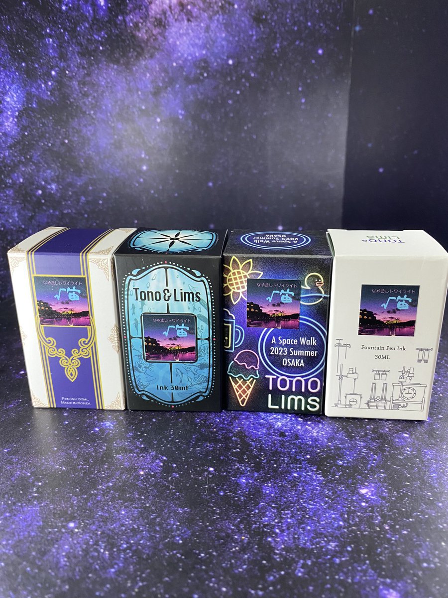3737toru's tweet photo. ナニワペンショー2023パッケージ
"√宙"

宇宙遊泳東京、新潟、ナニワ、通常版
4種勢揃い！
並べると、ちょっと嬉しいなぁ〜

素敵なトワイライトのニュアンスを現すインクです！

#ナニワペンショー2023
#宇宙遊泳東京
#宇宙遊泳新潟
#tonoandlims
#とのりむ
#ギフショナリーdelta https://t.co/mppaH2JEEm