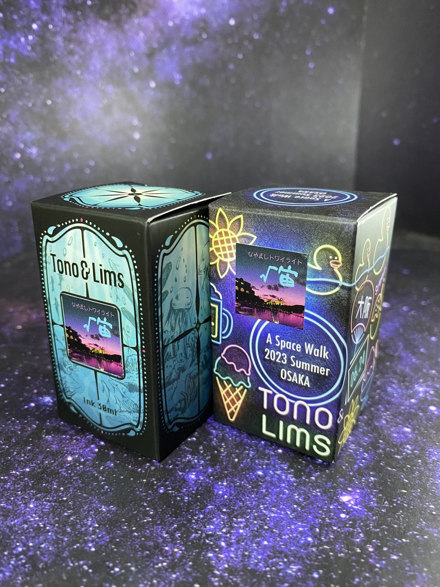 3737toru's tweet photo. ナニワペンショー2023パッケージ
"√宙"

宇宙遊泳東京、新潟、ナニワ、通常版
4種勢揃い！
並べると、ちょっと嬉しいなぁ〜

素敵なトワイライトのニュアンスを現すインクです！

#ナニワペンショー2023
#宇宙遊泳東京
#宇宙遊泳新潟
#tonoandlims
#とのりむ
#ギフショナリーdelta https://t.co/mppaH2JEEm