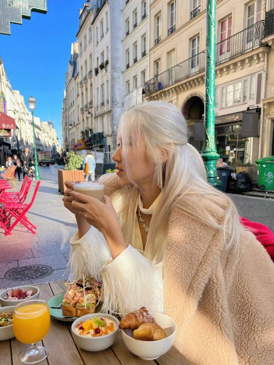 Caitlin5201's tweet photo. Whether it's the morning sun, the afternoon hours or the quiet of the evening, this bakery always attracts diners from all over the world. It is a unique sight in Paris and a haven for people's hearts in search of good food and beauty. When I came back to this place after many 🥰 https://t.co/t5zg5DGM5w
