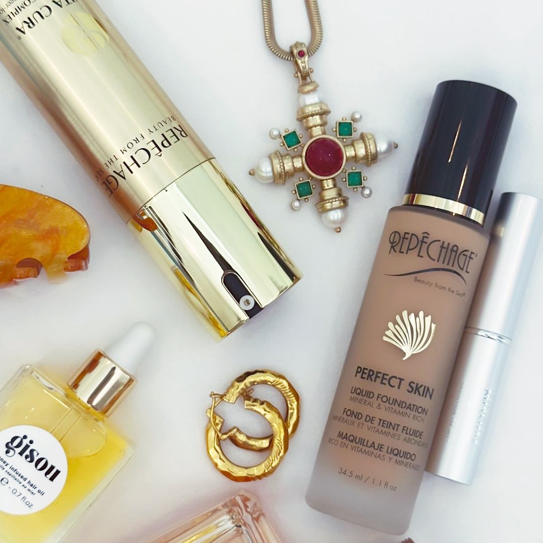 Peek-a-boo! 👀 spotted some of our absolute favorites! 😍🌟 From our beloved Vita Cura® B3 Serum to our Perfect Skin Liquid Foundation! What's in your bag? 🛍 #Purse #DailyEssentials #PurseEssentials #OnTheGoGlow #neverleavehomewithoutit