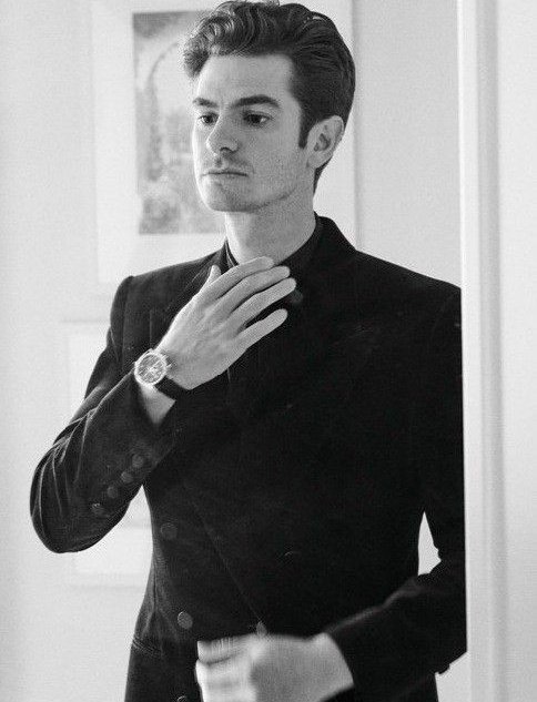 Он хочет сказать, 
но не может, что
в его теле яд            
                                          Необходим антидот ему,
                                         походу, тут — это я