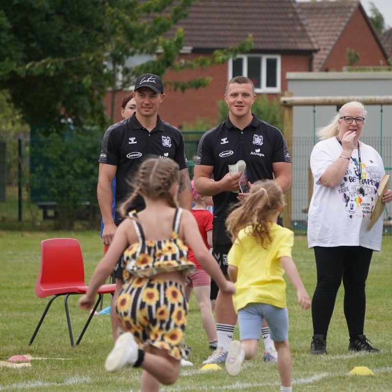 hullfcofficial's tweet photo. Ahead of our Family Match Day on Saturday, the entire first-team squad have been out and about across Hull and the East Riding this afternoon visiting 14 of our Partner Primary Schools 🙌

Their visits included Q&amp;As, training sessions, and sports day presentations 🏅

⚫️⚪️ #COYH