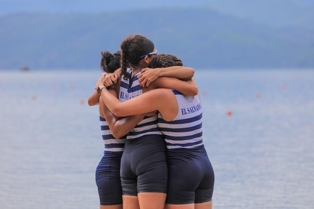PresidenciaSV's tweet photo. ¡Una medalla más para El Salvador! 🥉

El equipo salvadoreño de la categoría cuatro pares de remos cortos femenino se agenció una presea de bronce más para nuestro país en los Juegos @SSalvador2023. 

#EsMomentoDeTrascender 🇸🇻 https://t.co/d05UNTAILp