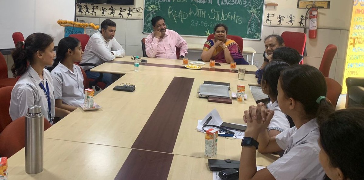 Reflectivediary's tweet photo. #ReadWithStudents event at SKV Ayanagar was a resounding success! 

With the esteemed @pbpandey guiding them, the young minds immersed themselves in Vivekananda's biography, discovering his remarkable journey. 

These moments help in shaping young minds.
 @gupta_iitdelhi https://t.co/FdcJNFrOd6