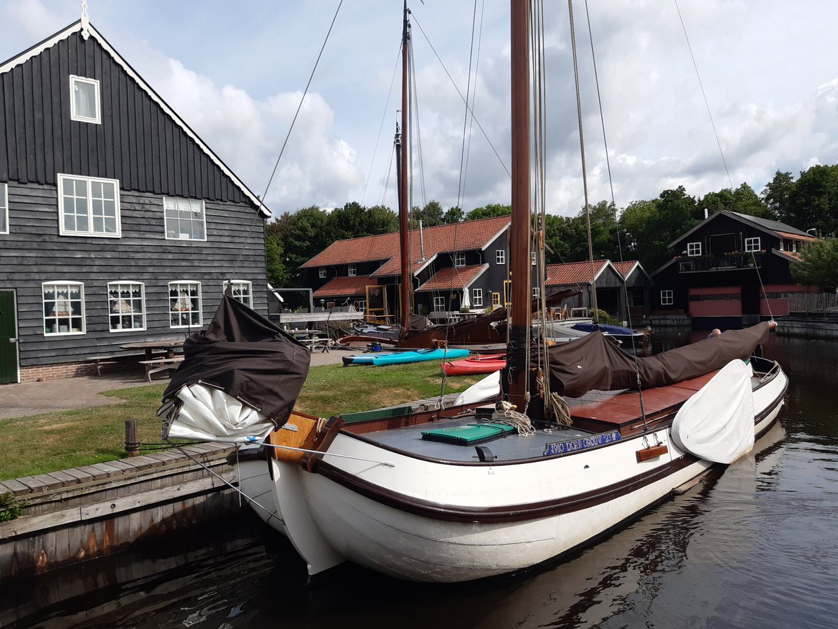 Sinds kort ligt ' Dorp Grouw' , gebouwd in 1910 en volledig gerestaureerd bij het Skûtsjemuseum.