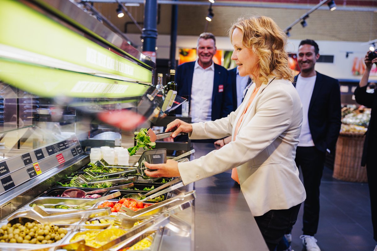 _BMUKN's tweet photo. Mehrweg statt Einweg.♻️Bundesministerin @steffilemke zeichnet Mehrwegsystem mit @UmweltEngel aus. Durch die Förderung wiederverwendbarer Verpackungen will die Bundesregierung gegen die Plastikflut vorgehen. https://t.co/ZdXVPrAkN4 https://t.co/eabTFDaqa1