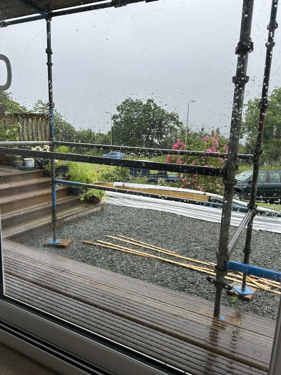 Garvachy11's tweet image. Weather conducive for being at the desk but builders on site with loud radio. So glad to escape to a wee secret hideout and four hours writing achieved. Not sure it is any good but another step along the road. @kate_wall98 the process seems clearer today.#writingday #StrathEdD