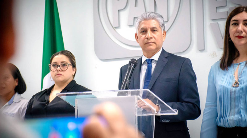 NOTIVER's tweet photo. EL #TIRANO DE #CUI QUE PASA DE #ESTRELLA DE #ANTRO A #PORRO Y #CAZADOR DE #JUECES Y #PERIODISTAS
SE #PASAN DE #VIVILLOS
#PAN #reprueba excesiva #promoción de #imagen de #funcionarios de Cui
https://t.co/y41wa2eNwW https://t.co/0soL0I7XRc