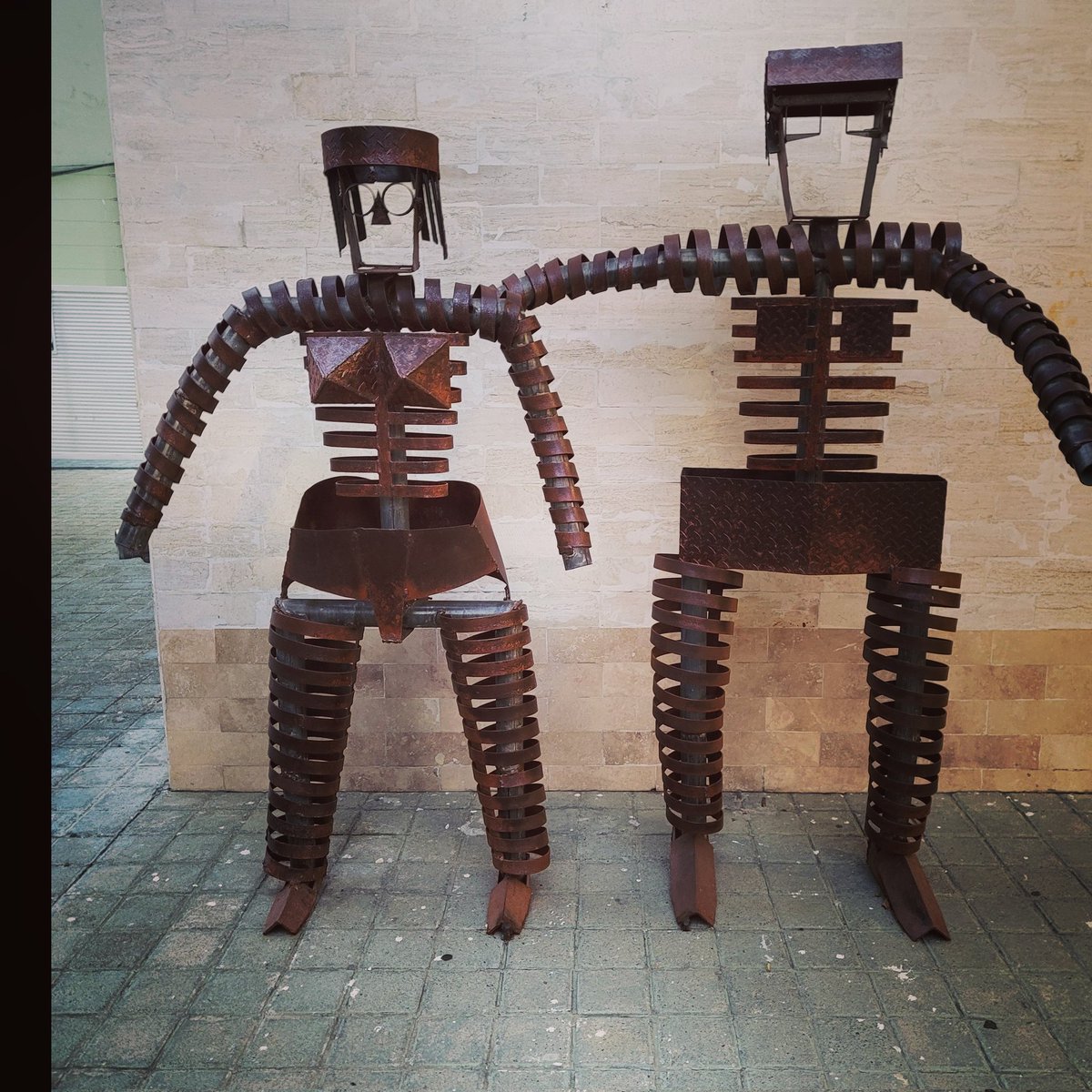 Robot couple in Guadalajara 

Photo by Farouk Rojas

#guadalajara #jalisco #mexico #mexicolife #mexicolindo #streetphotography #urbanandstreet #cityscape #cityexplore #urban #urbanphotography #instagood #cityphotography #urbanexploration #city #sculpture #art #robot