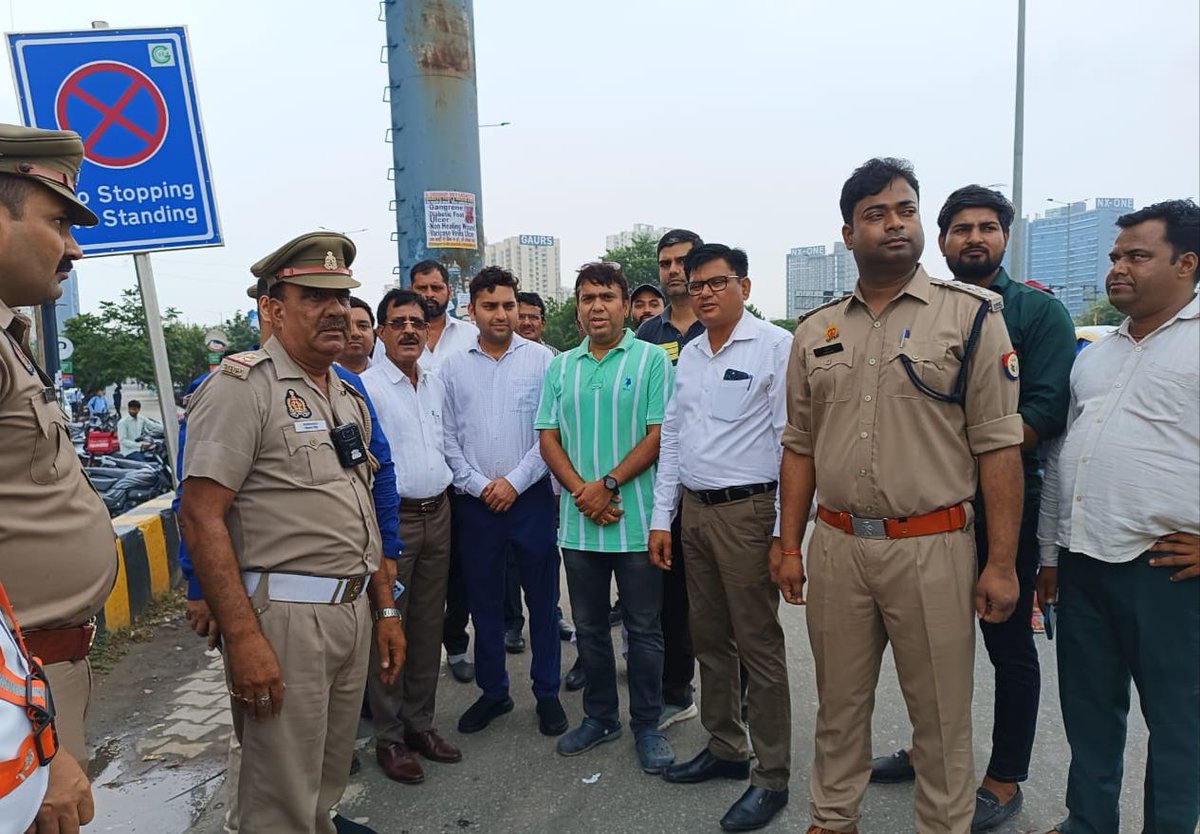 OfficialGNIDA's tweet photo. सीईओ रितु माहेश्वरी के निर्देश पर आज एसीईओ अमनदीप डुली के नेतृत्व में प्राधिकरण, नेफोवा व ट्रैफिक पुलिस की संयुक्त टीम ने चार मूर्ति चौक पर प्रस्तावित अंडरपास बनने तक ट्रैफिक जाम से निजात दिलाने हेतु एक्शन प्लान तैयार किया, जिसे सीईओ नें तत्काल रुप से लागू करने के निर्देश दिए। https://t.co/7n4Lg45FM0