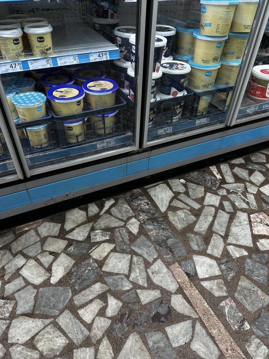 #a101  M.Kodu E558 
Mağaza içi rezil durumda dolaplardan su akıyor, kasadaki bantlar ve mağaza içi klimalar çalışmıyor, Süresi geçen kampanya etiketleri değişmiyor, Ne zaman düzelteceksiniz.