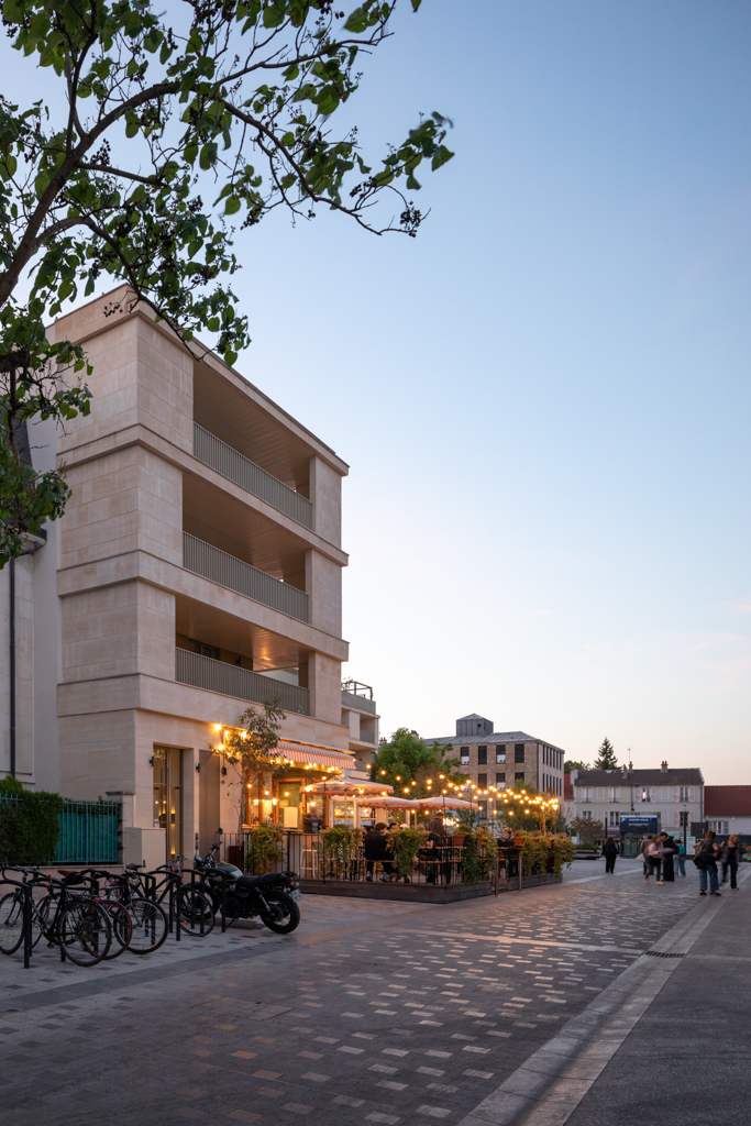 Finestown's tweet photo. Reportage photo pour Tom Darmon architecture sur la place du marché à Antony _ 20 logements et 4 commerces

#teamarchi #architecture #construction #btp #Antony #GrandParis https://t.co/nUqmnWXcl7
