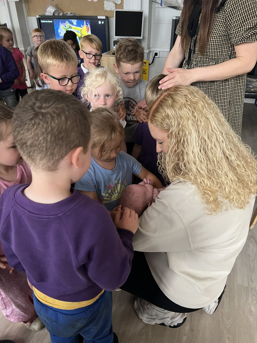 beancrossELC's tweet photo. Today we had a special little visitor! Miss Anderson had popped in to see us all with Millie! 💜 https://t.co/i0mOmCY46d