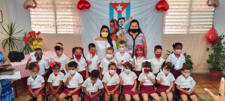 MtnezIc's tweet photo. Culminación del grado preescolar en la institución educativa Círculo Infantil "La Edad de Oro" en #EducaciónPrimeroDeEnero Muchas felicidades 💖🌹😘#LatirXUn26DeVictorias #1roDeEneroDeVictorias @ZamoraDaimy @CalderonPineiro @IzquierdoAlons1 @yuslayvis @Pe1Yera @YunielkysR https://t.co/cAiOGX3tK3