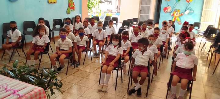 MtnezIc's tweet photo. Culminación del grado preescolar en la institución educativa Círculo Infantil "La Edad de Oro" en #EducaciónPrimeroDeEnero Muchas felicidades 💖🌹😘#LatirXUn26DeVictorias #1roDeEneroDeVictorias @ZamoraDaimy @CalderonPineiro @IzquierdoAlons1 @yuslayvis @Pe1Yera @YunielkysR https://t.co/cAiOGX3tK3