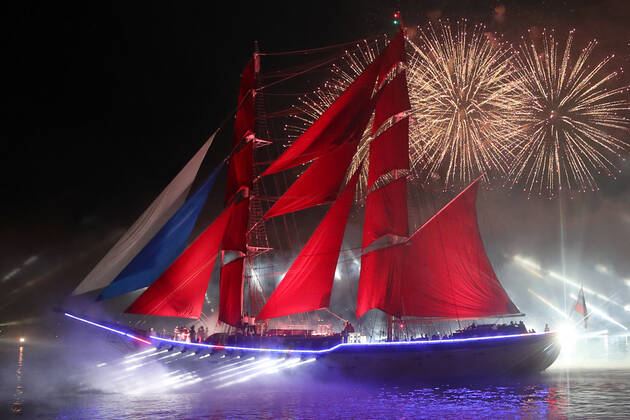 EmbassyofRussia's tweet photo. 🇷🇺 Russia's St.Petersburg hosted its annual #ScarletSails event - world's most dazzling high-school graduation gala
🎇The city's major spectacle drew over a million of revellers to watch an exceptional light show, firework extravaganza & iconic red-draped ship on the Neva River. https://t.co/xnYq0rwtin