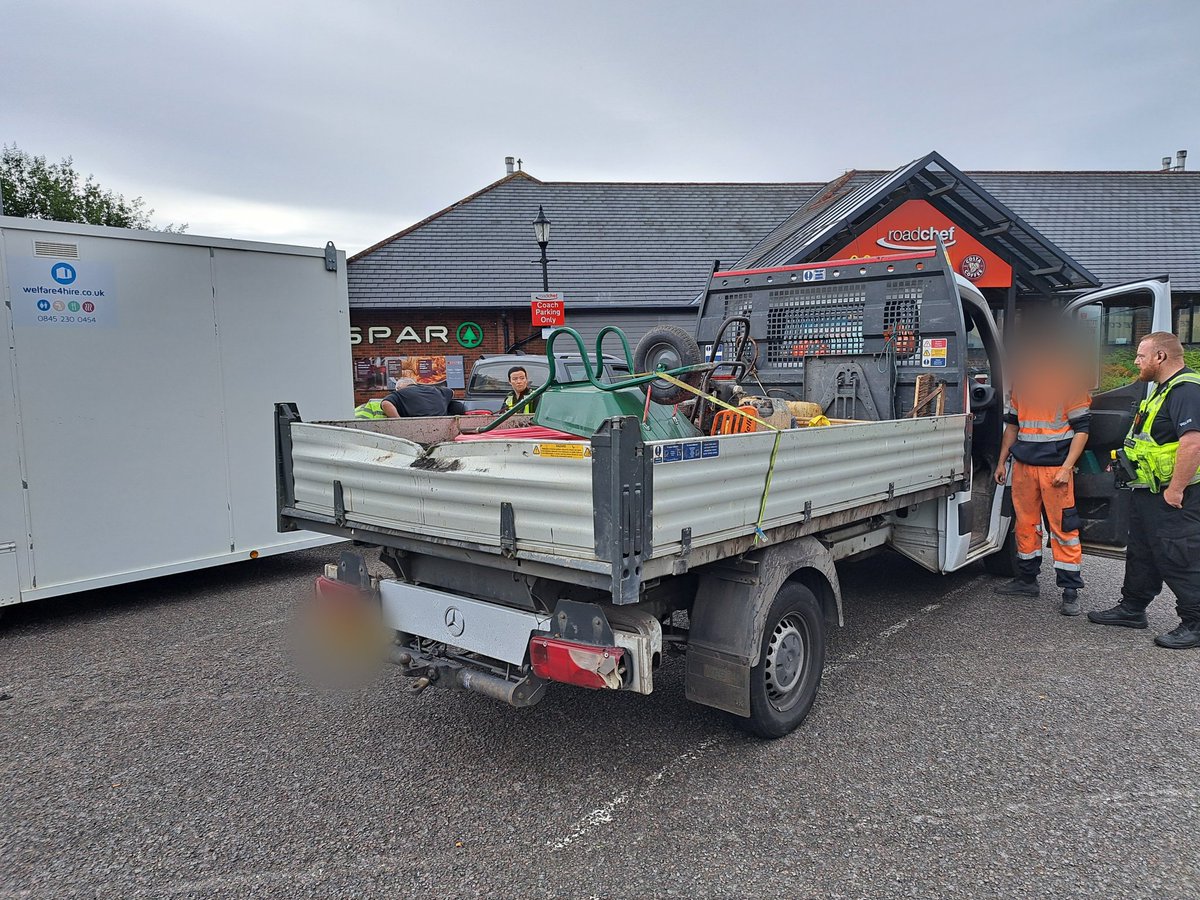 DerbysRPUBikers's tweet image. Another pickup.  Another #insecureload  #tibshelf.
Barrow strapped for a change, but nothing else secured
#opsbikes .